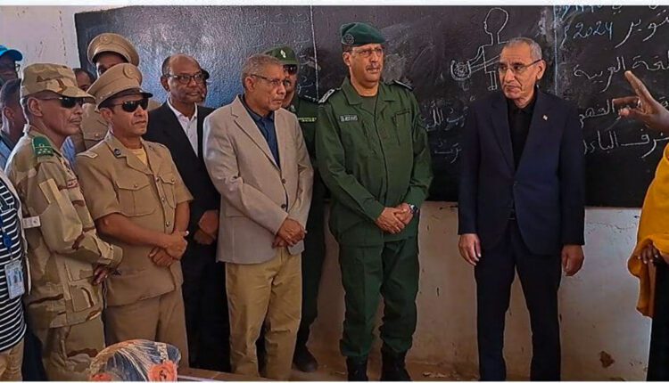 وفد حكومي موريتاني برئاسة وزير الداخلية أثناء زيارة مخيم أمبرة للاجئين الماليين