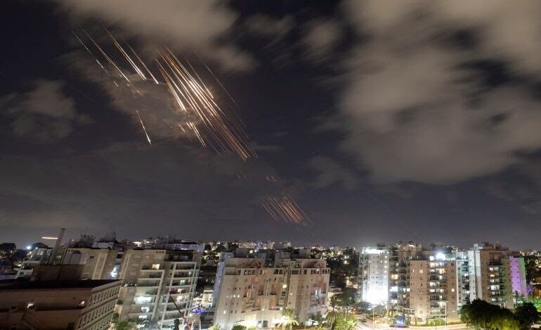 صواريخ إيرانية في سماء تل أبيب