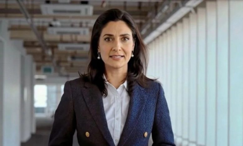 مذيعة افتراضية