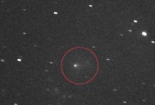 المذنب أطلس بين النجوم محاطاً بدائرة في المنتصف