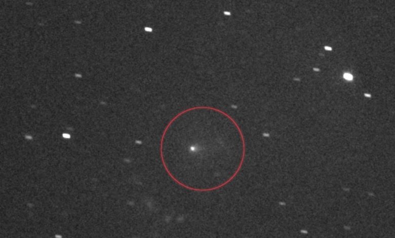 المذنب أطلس بين النجوم محاطاً بدائرة في المنتصف