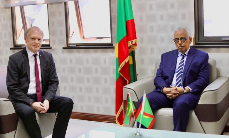 وزير الاقتصاد الموريناني (يمين( يستقبل بعثة ألمانية