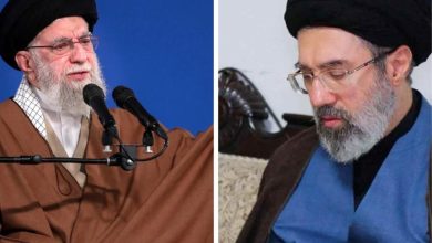 من اليمين : مجتبى ووالده خمنئي المرشد الأعلى في إيران