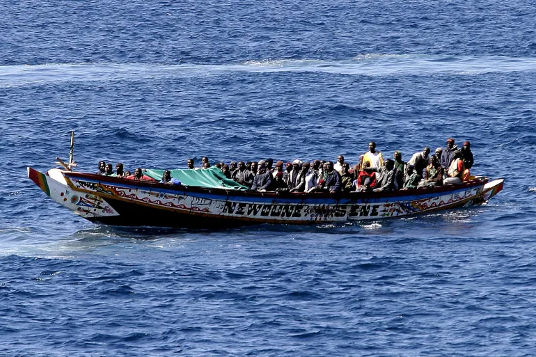 للمرة الرابعة خلال 13 يوما.. خفر السواحل ينقذ زورقا يحمل 77 مهاجرا