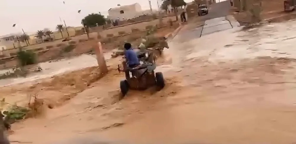 سيول تجرف عربة وسط تجكجة.. وإنقاذ قائدها في اللحظات الأخيرة