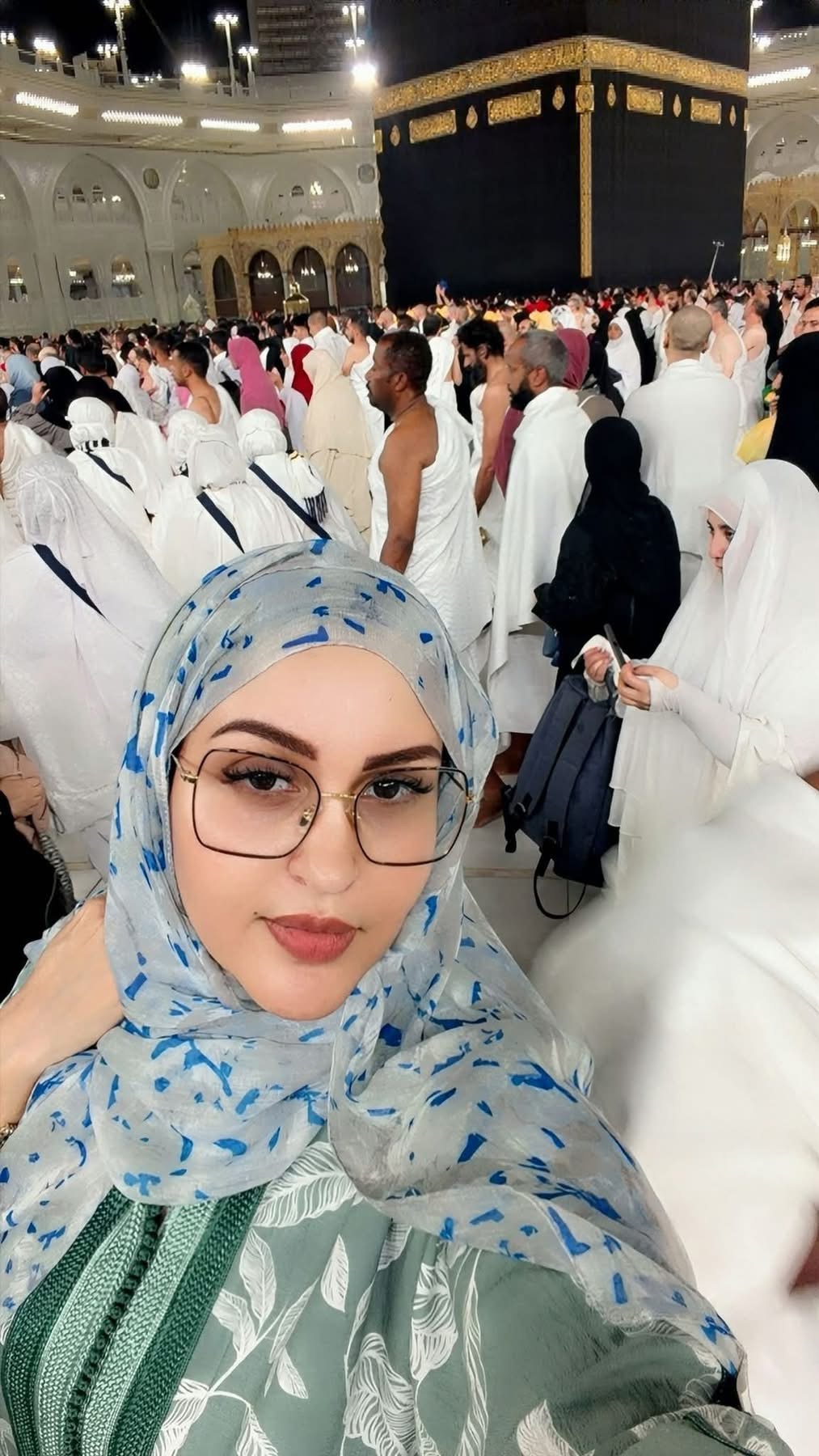 أمام الكعبة المشرفة.. الناها بنت هارون تخص متابعيها على الفيسبوك بالدعاء