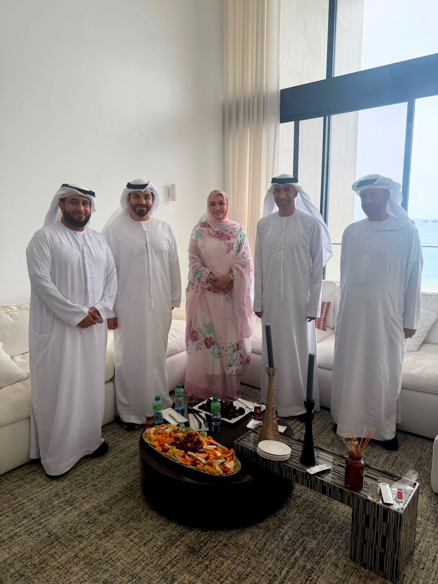 “بأي صفة “.. وزيرة موريتانية سابقة تستقبل وفدا وزاريا من الأمارات في السنغال