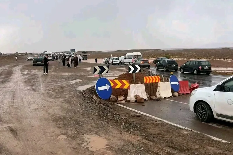 سيول جارفة تربك حركة السير على الطريق الوطنية بين ورزازات وتنغير في المغرب