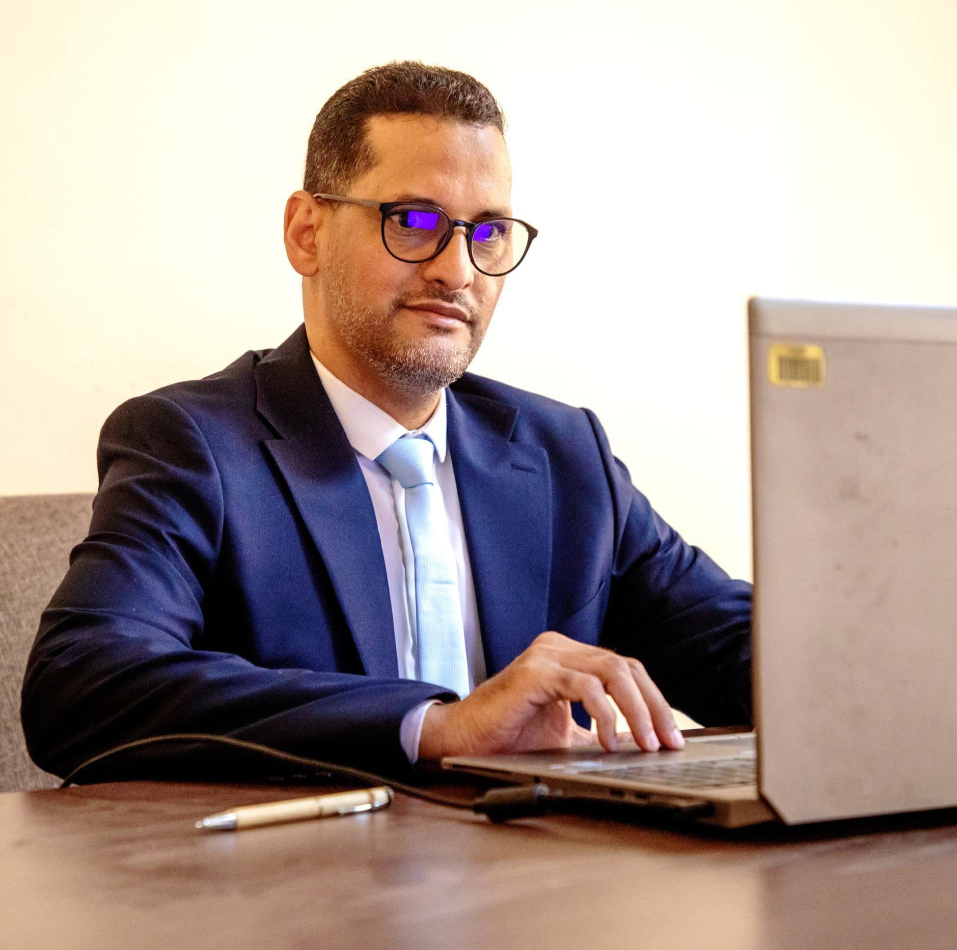 مستشار إعلامي بوزارة التربية يدعو إلى تجديد الثقة في ولد اجاي